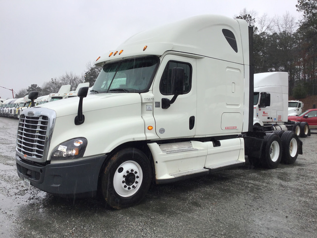2015 Freightliner Cascadia 125 T/A Sleeper Truck Tractor 2015 Freightliner Cascadia 125 T/A Sleeper Truck Tractor