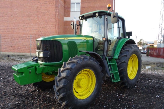 2002 John Deere 6820 4WD Tractor 2002 John Deere 6820 4WD Tractor