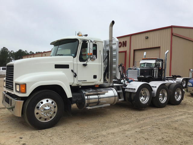2008 Mack CHU613 Tri/A Day Cab Truck Tractor 2008 Mack CHU613 Tri/A Day Cab Truck Tractor