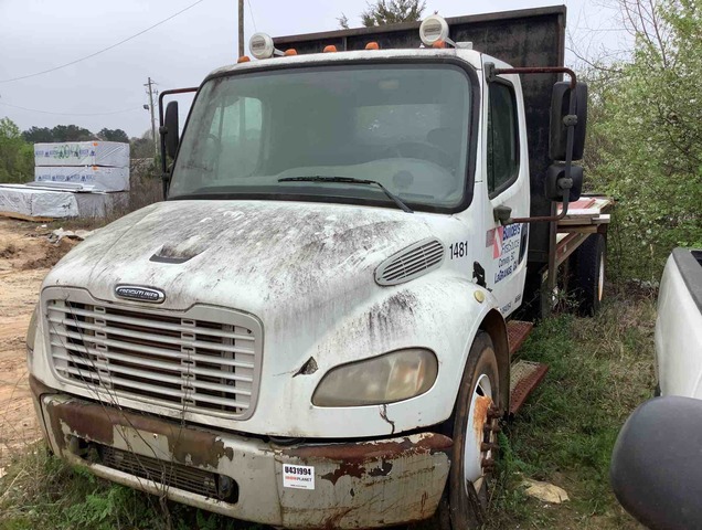 2005 Feightliner M2 106 S/A Flatbed Truck 2005 Feightliner M2 106 S/A Flatbed Truck