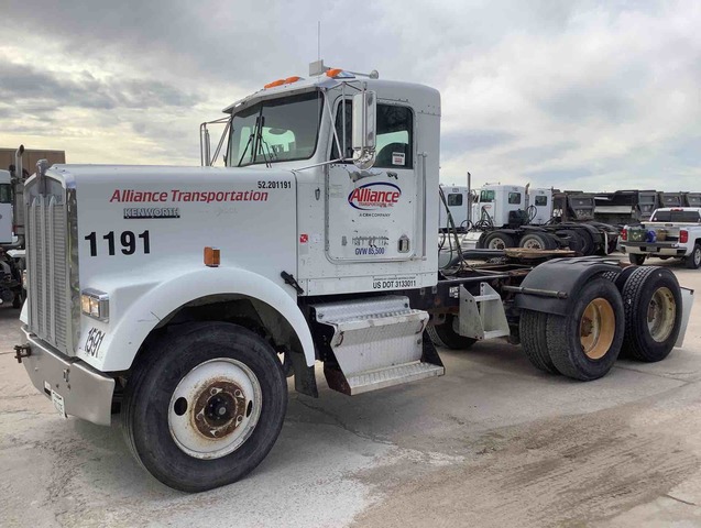 2002 Kenworth W900 6x4 T/A Day Cab Truck Tractor 2002 Kenworth W900 6x4 T/A Day Cab Truck Tractor