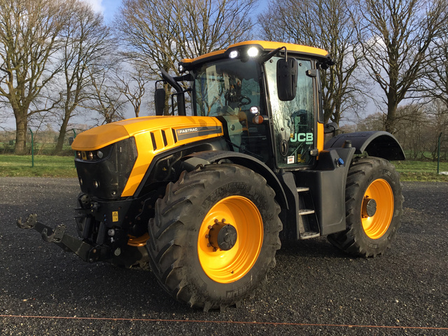 2015 JCB Fastrac 4220 4WD Tractor 2015 JCB Fastrac 4220 4WD Tractor