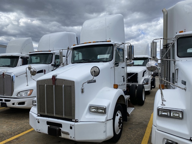 2004 Kenworth T800 S/A Day Cab Truck Tractor 2004 Kenworth T800 S/A Day Cab Truck Tractor