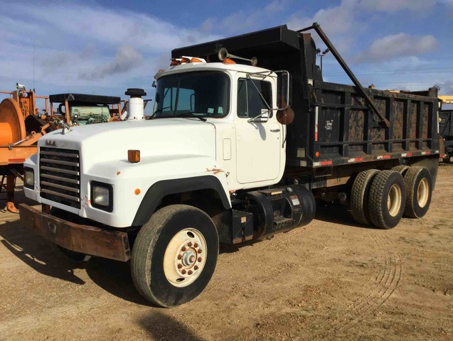 1992 Mack RD690S 6x4 T/A Dump Truck 1992 Mack RD690S 6x4 T/A Dump Truck