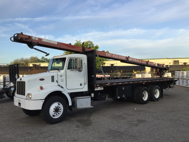 2005 Peterbilt 330 Flatbed Truck w/Conveyor 2005 Peterbilt 330 Flatbed Truck w/Conveyor