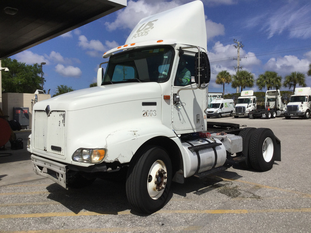 2000 International 9100i S/A Day Cab Truck Tractor 2000 International 9100i S/A Day Cab Truck Tractor