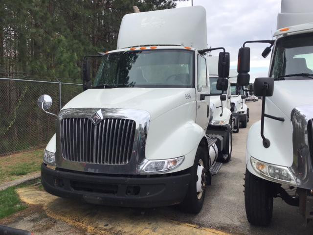 2006 International 8600 S/A Day Cab Truck Tractor 2006 International 8600 S/A Day Cab Truck Tractor