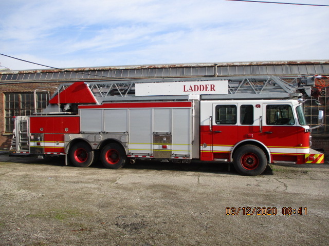 2009 Rosenbauer Spartan Gladiator 109 foot ladder with piped waterway.