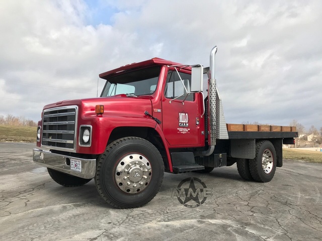 EX MILITARY 1987 INTERNATIONAL S1600 FLAT BED TRUCK