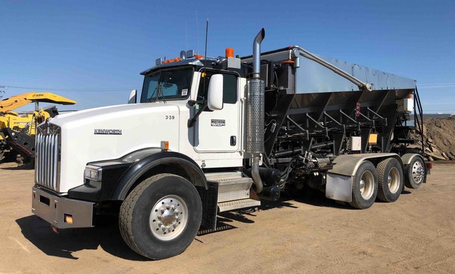 2004 Kenworth T800 Tri/A Stone Slinger/ Spreader Truck