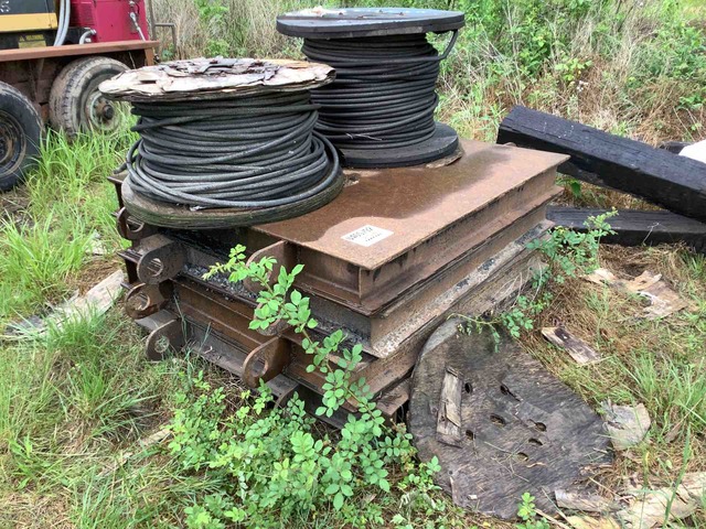 Lot of (4) Steel Outrigger Pads