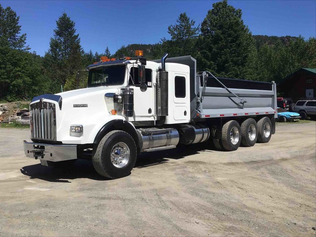 2006 Kenworth T800 Sleeper Tri/A Dump Truck 2006 Kenworth T800 Sleeper Tri/A Dump Truck