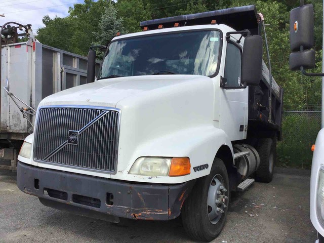 2001 Volvo VNM42T S/A Dump Truck 2001 Volvo VNM42T S/A Dump Truck
