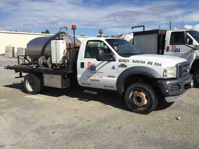 2007 Ford F-450 XL Super Duty 4x2 S/A Flatbed Truck w/600 gal Tank