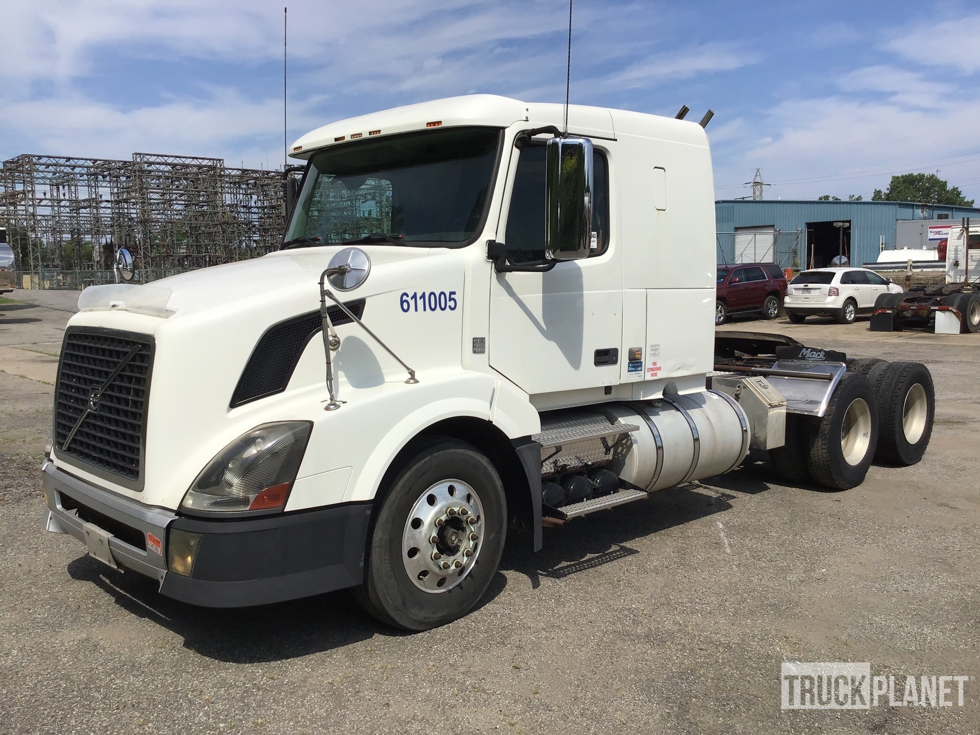 2011 Volvo VNL 6x4 T/A Sleeper Truck Tractor in Cleveland, Ohio