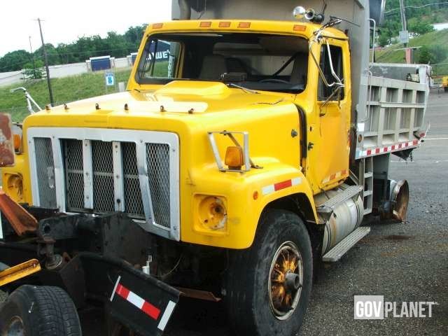 洋書 INTERNATIONAL TRUCKS 1991 International 2554 S/A Dump Truck - P2882069 in