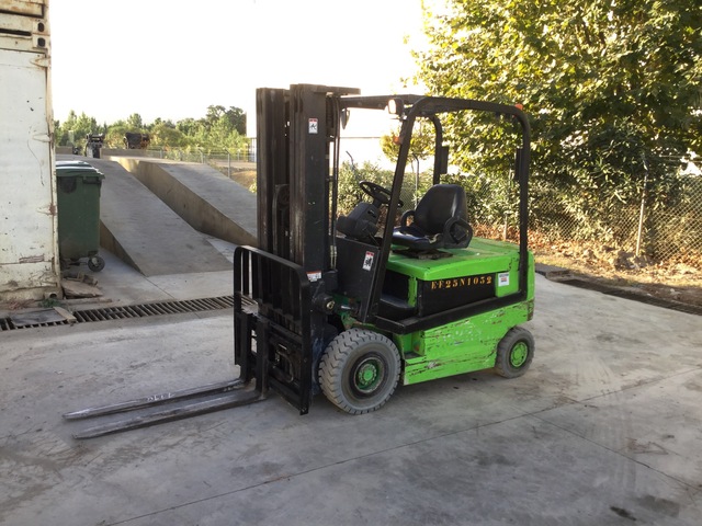 2005 Nissan Q02L25CU Electric Forklift
