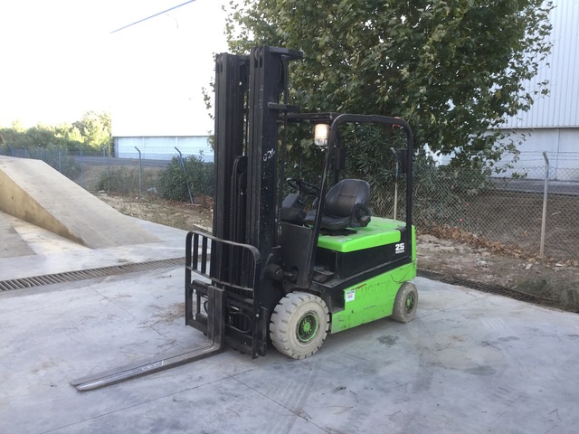 2005 Nissan Q02L25CU Electric Forklift