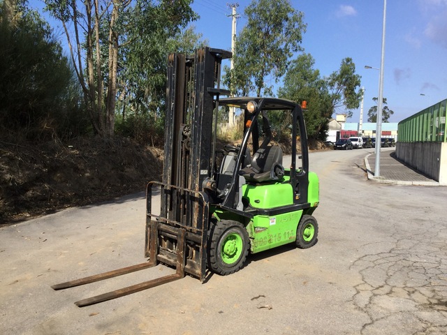 2004 Nissan FD02A25Q 2500 kg Pneumatic Tire Forklift