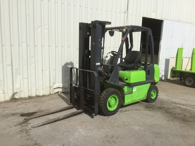 2005 Nissan FD02A25Q 2500 kg Pneumatic Tyre Forklift