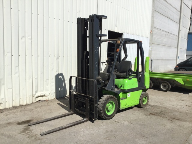 2005 Nissan FD02A25Q 2500 kg Pneumatic Tyre Forklift