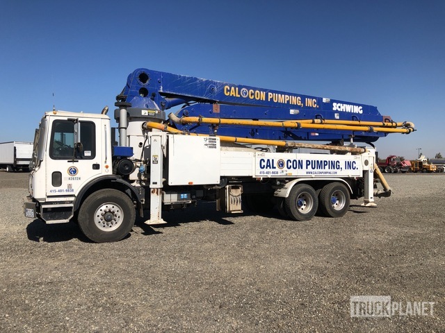 Schwing 2023-4/KVM39X Concrete Pump on 2000 Mack MR688S T/A
