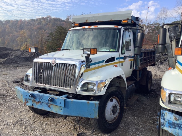 2005 International 7400 4x2 S/A Dump Truck 2005 International 7400 4x2 S/A Dump Truck