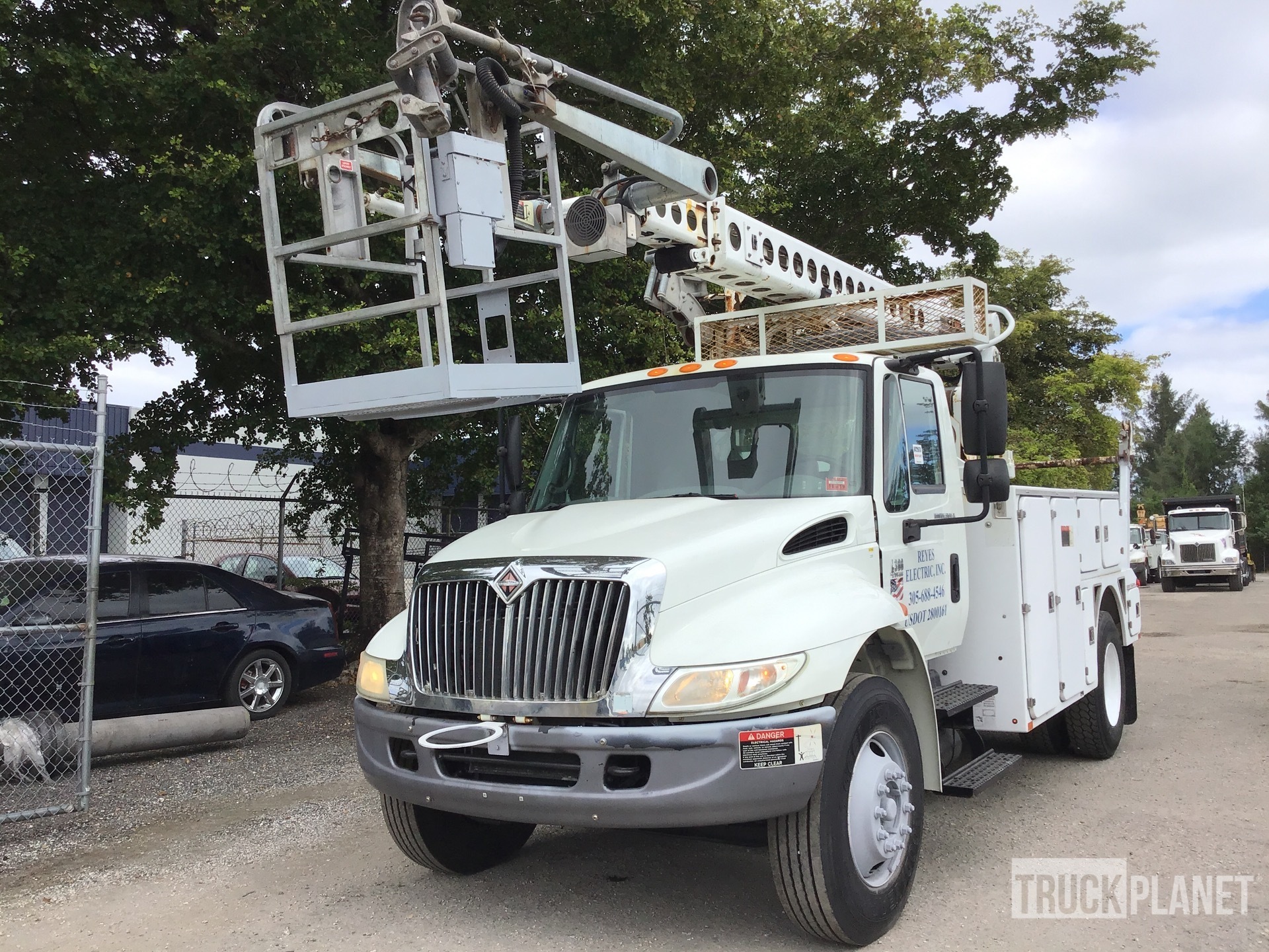 200 Altec AT40C 30 ft on 2007 International 4300 4x2 Crew Cab S/A