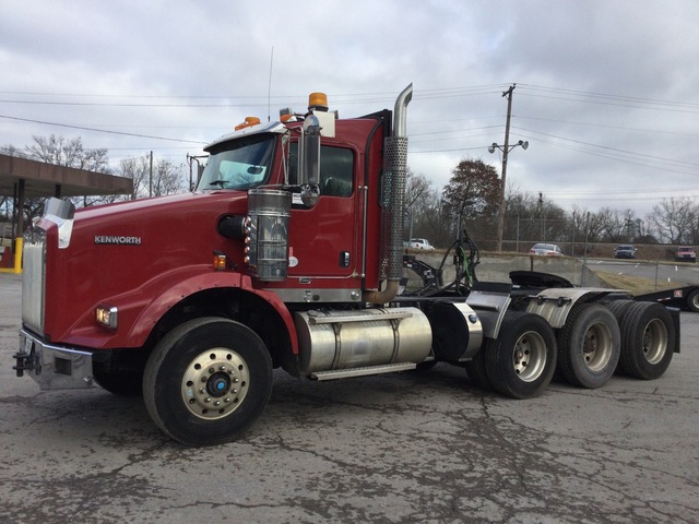 2013 Kenworth T800 8x4 Tri/A Day Cab Truck Tractor 2013 Kenworth T800 8x4 Tri/A Day Cab Truck Tractor
