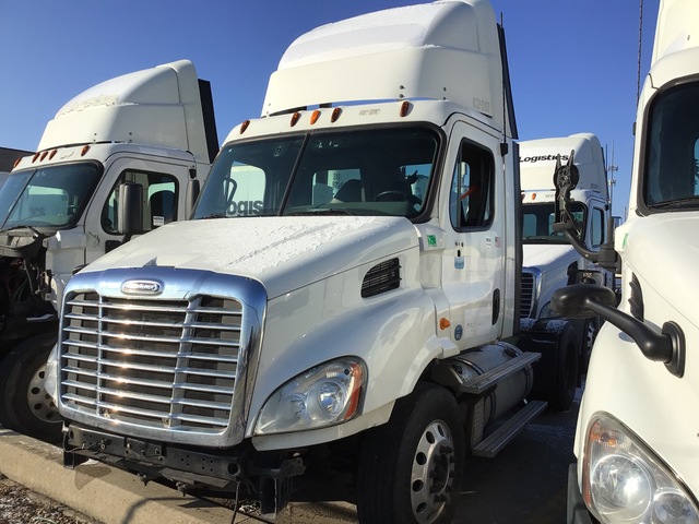 2013 Freightliner Cascadia 113 4x2 S/A Day Cab Truck Tractor 2013 Freightliner Cascadia 113 4x2 S/A Day Cab Truck Tractor