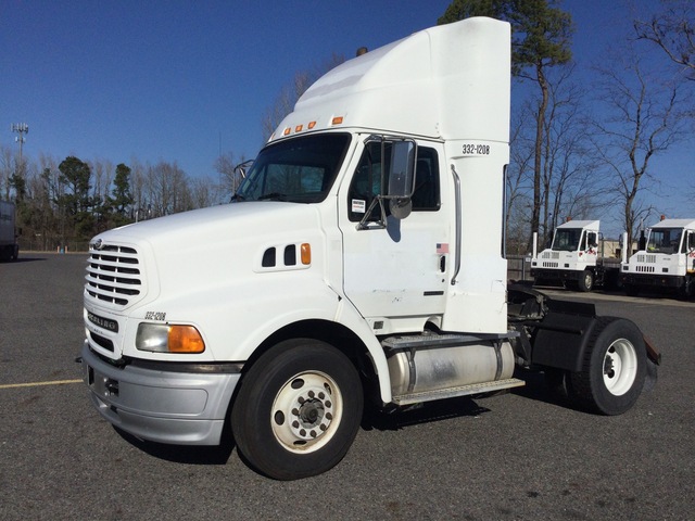 2003 Sterling A9500 4x2 S/A Day Cab Truck Tractor 2003 Sterling A9500 4x2 S/A Day Cab Truck Tractor