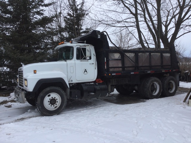 1993 Mack RD690S 6x4 T/A Dump Truck 1993 Mack RD690S 6x4 T/A Dump Truck