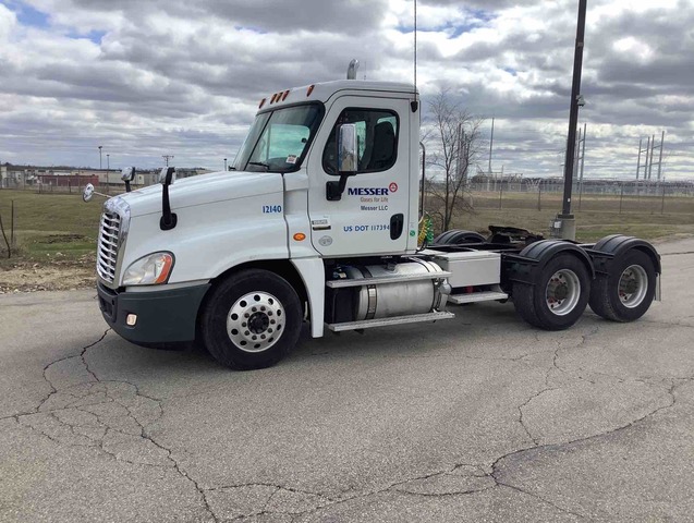2013 Freightliner Cascadia 125 T/A Day Cab Truck Tractor 2013 Freightliner Cascadia 125 T/A Day Cab Truck Tractor