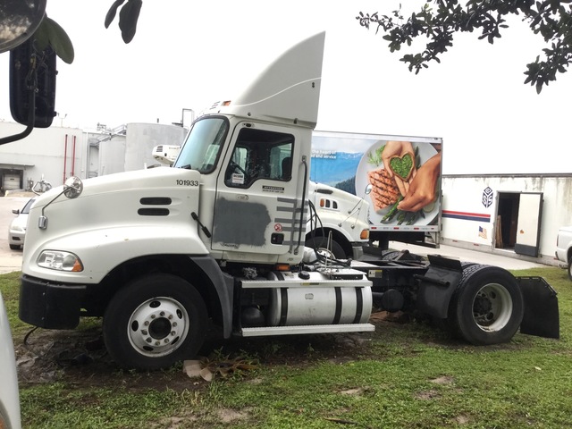 2006 Mack CXN612 4x2 S/A Day Cab Truck Tractor 2006 Mack CXN612 4x2 S/A Day Cab Truck Tractor