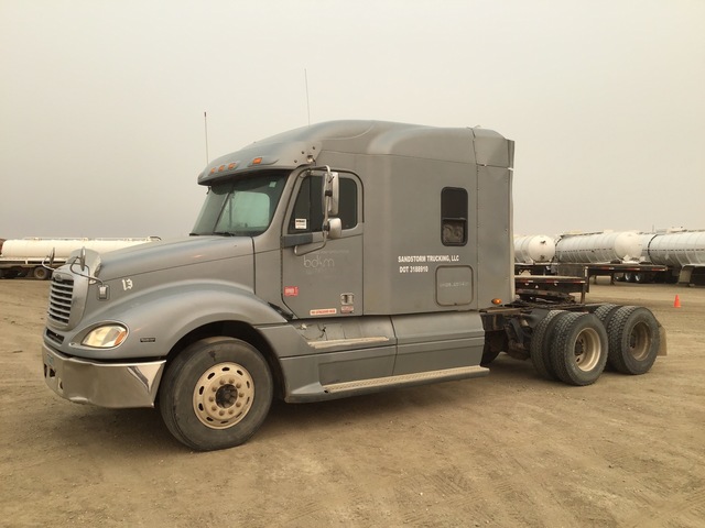 2005 Freightliner Columbia 120 T/A Sleeper Truck Tractor 2005 Freightliner Columbia 120 T/A Sleeper Truck Tractor