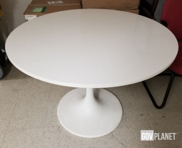 White Mod Era Retro Look Round Table With Pedestil Base In Gahanna Ohio United States Ironplanet Item 4749928 White Mod Era Retro Look Round Table, Ohio Round Table