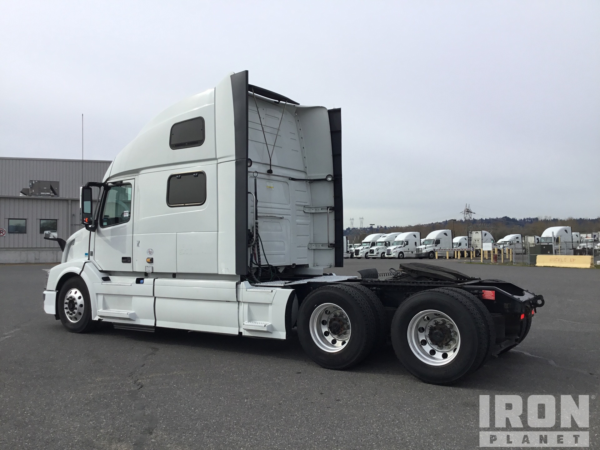 2016 Volvo VN 6x4 T/A Sleeper Truck Tractor in Troutdale, Oregon