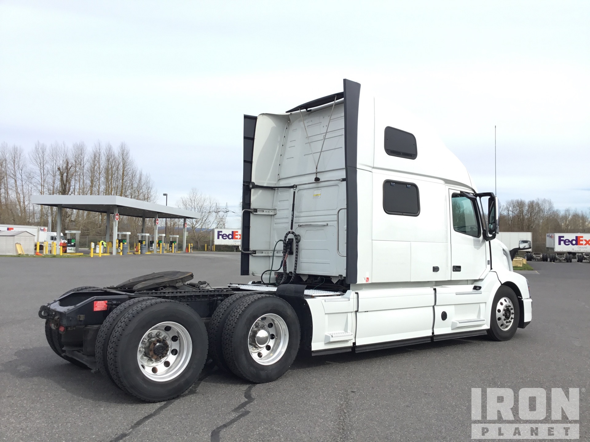 2016 Volvo VN 6x4 T/A Sleeper Truck Tractor in Troutdale, Oregon