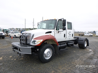 2005 International 7300 4x2 S/A Sleeper Truck Tractor