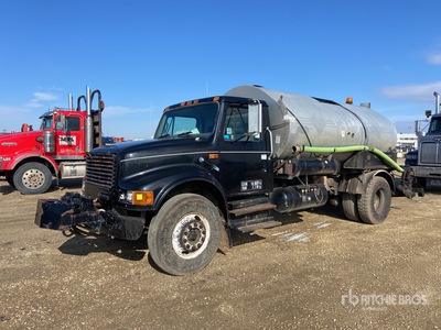 2000 Etnyre M4630 2000 gal on 2000 International 4700 4x2 Asphalt Distributor Truck