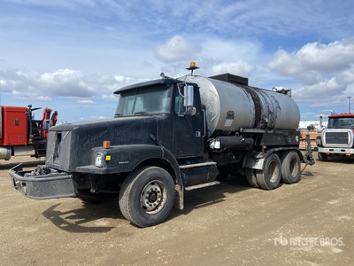 Etnyre on 1999 Volvo WG 6x4 Asphalt Distributor Truck