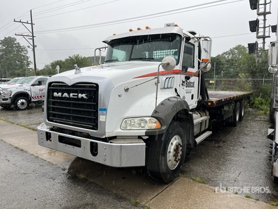 2014 Mack GU533 Rollback Truck