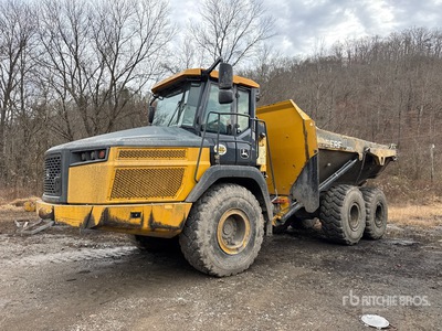 2018 John Deere 260E Kiepwagen met knikbesturing