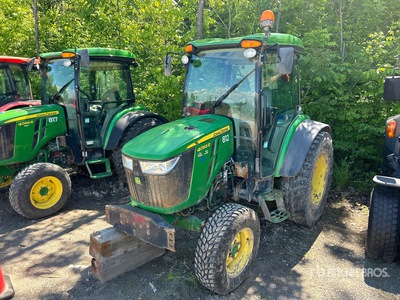 2020 John Deere 4066R 4WD tractor utilitario