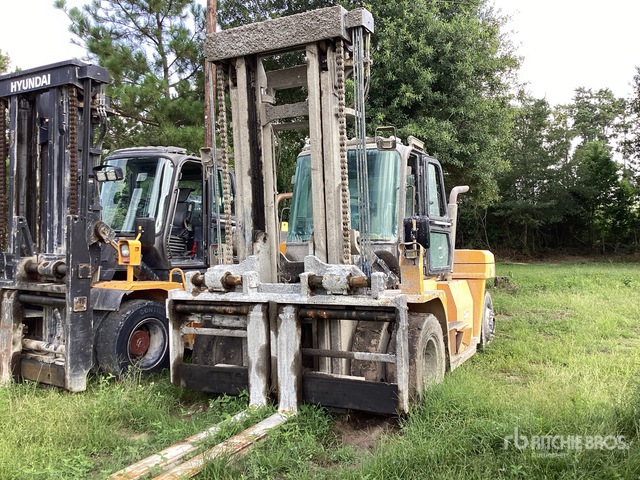 2018 Hyundai 160D-9 36000 lb Pneumatic Tire Forklift