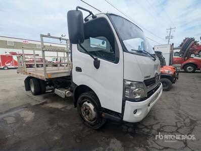 2020 Hino 195 4x2 Hooklift Truck