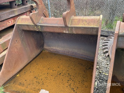 68 in Q/C Cleanup Excavator Bucket