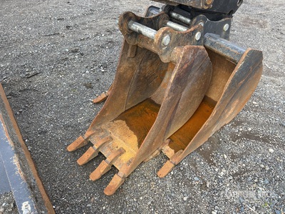 18 in Digging Excavator Bucket - Fits Bobcat E85