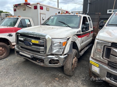 2013 Ford F-550 XLT 4x4 Extended Cab Autocarro cassone fisso (Inoperable)