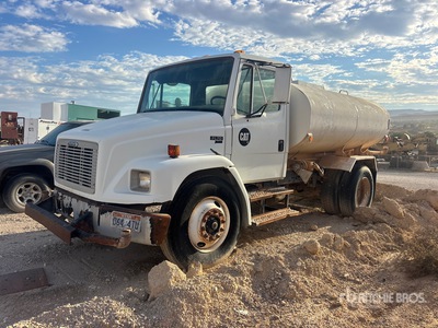 2003 Freightliner FL 70 2000 gal 4x2 Camion à eau